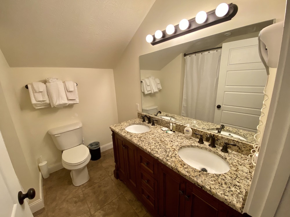 Twin Lakes Creamery Grill & Inn - photo 30