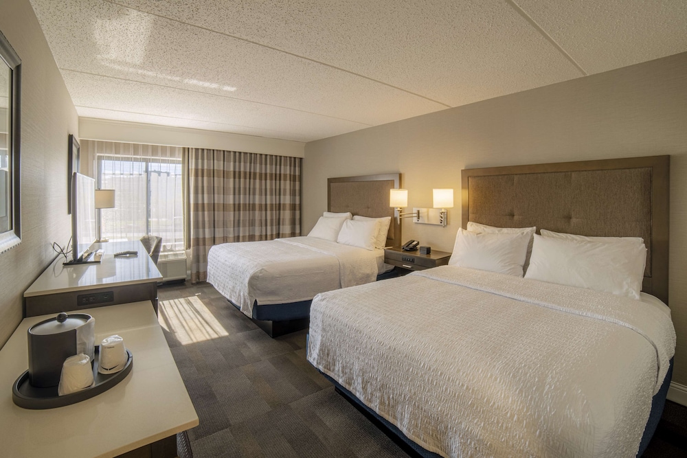 Hampton Inn Carlstadt At The Meadowlands - photo 12