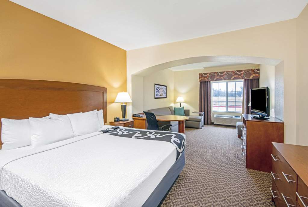 La Quinta Inn & Suites by Wyndham Lawton Fort Sill - photo 29