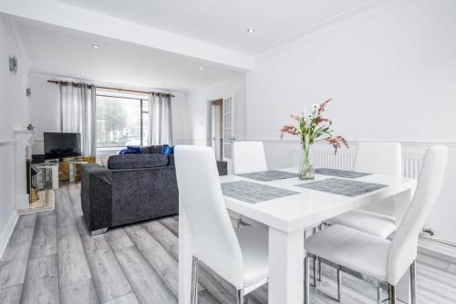 Bright and spacious home with free parking and garden — 4-Star Luxury Hotel in Brentwood, United Kingdom