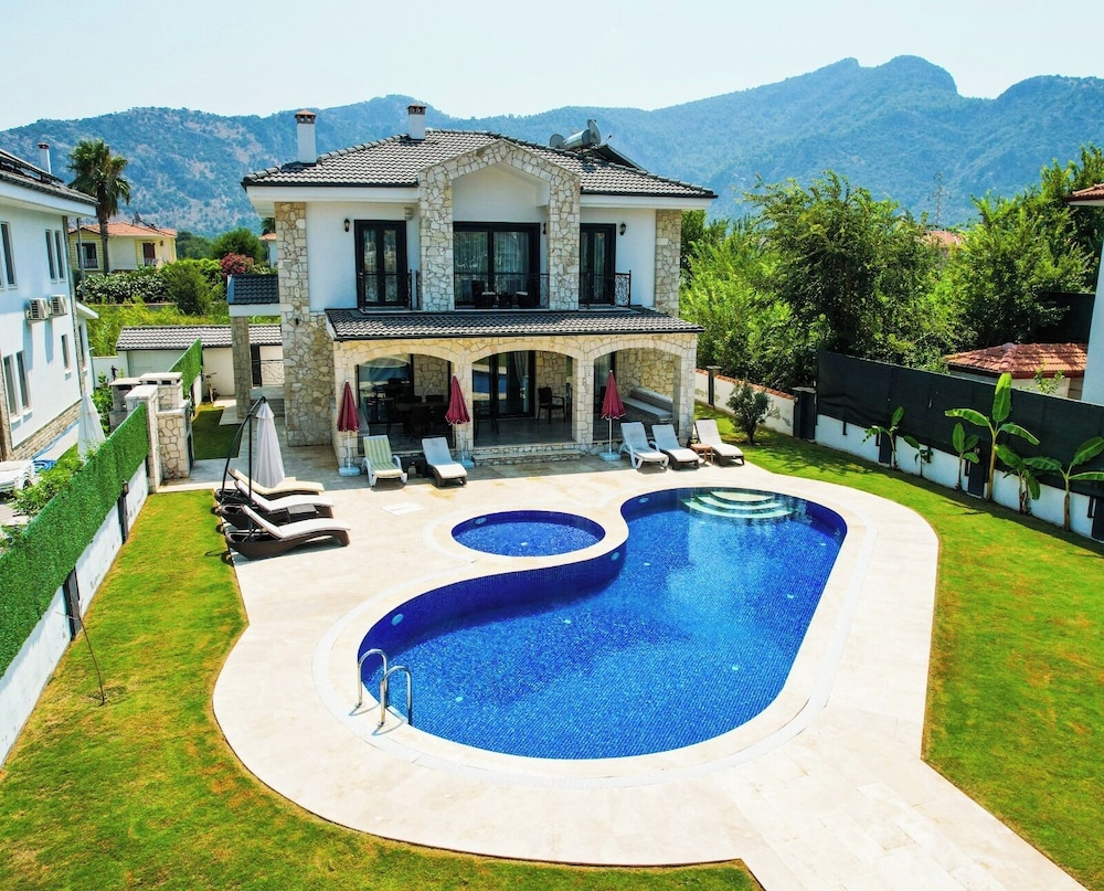 Villa Sleeps 9 Parking Pool Bbq Hot tub Pets — 4-Star Luxury Hotel in Dalyan, Turkey