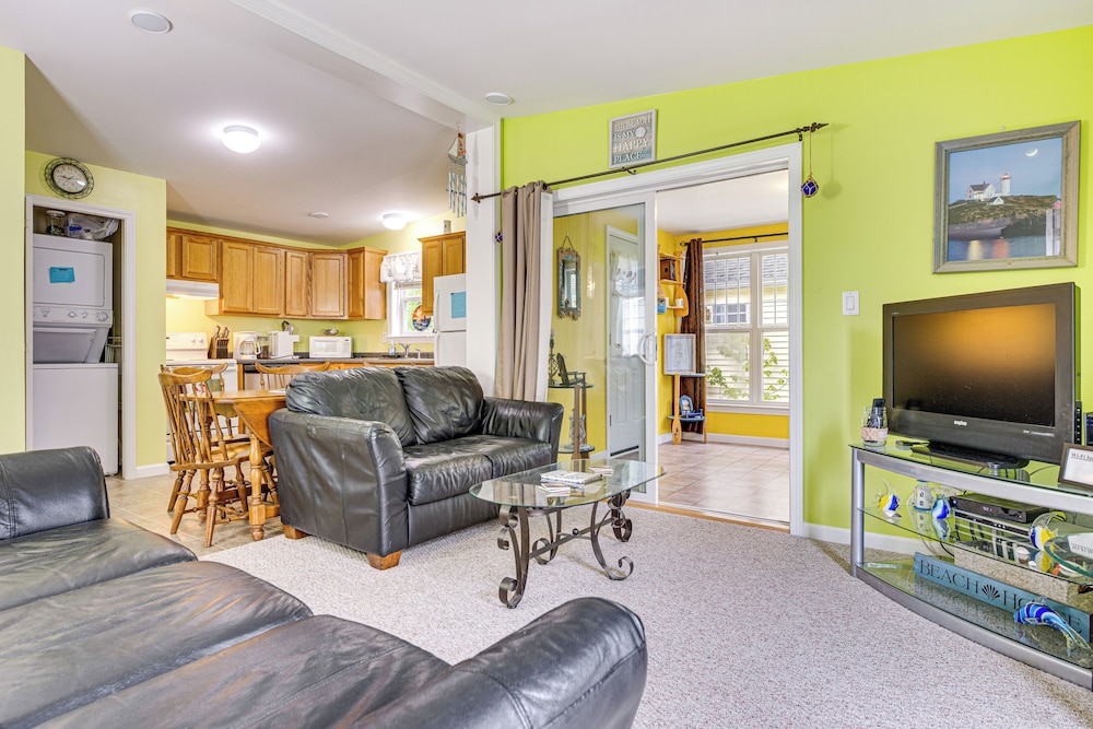 2026 Summer Cottage Sleeps 6 2 Bedrooms Sun Room Jaccuzi 1 Mile to Beach — 4-Star Luxury Hotel in Wells, United States
