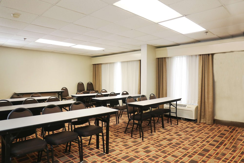 Hampton Inn Sumter - photo 32