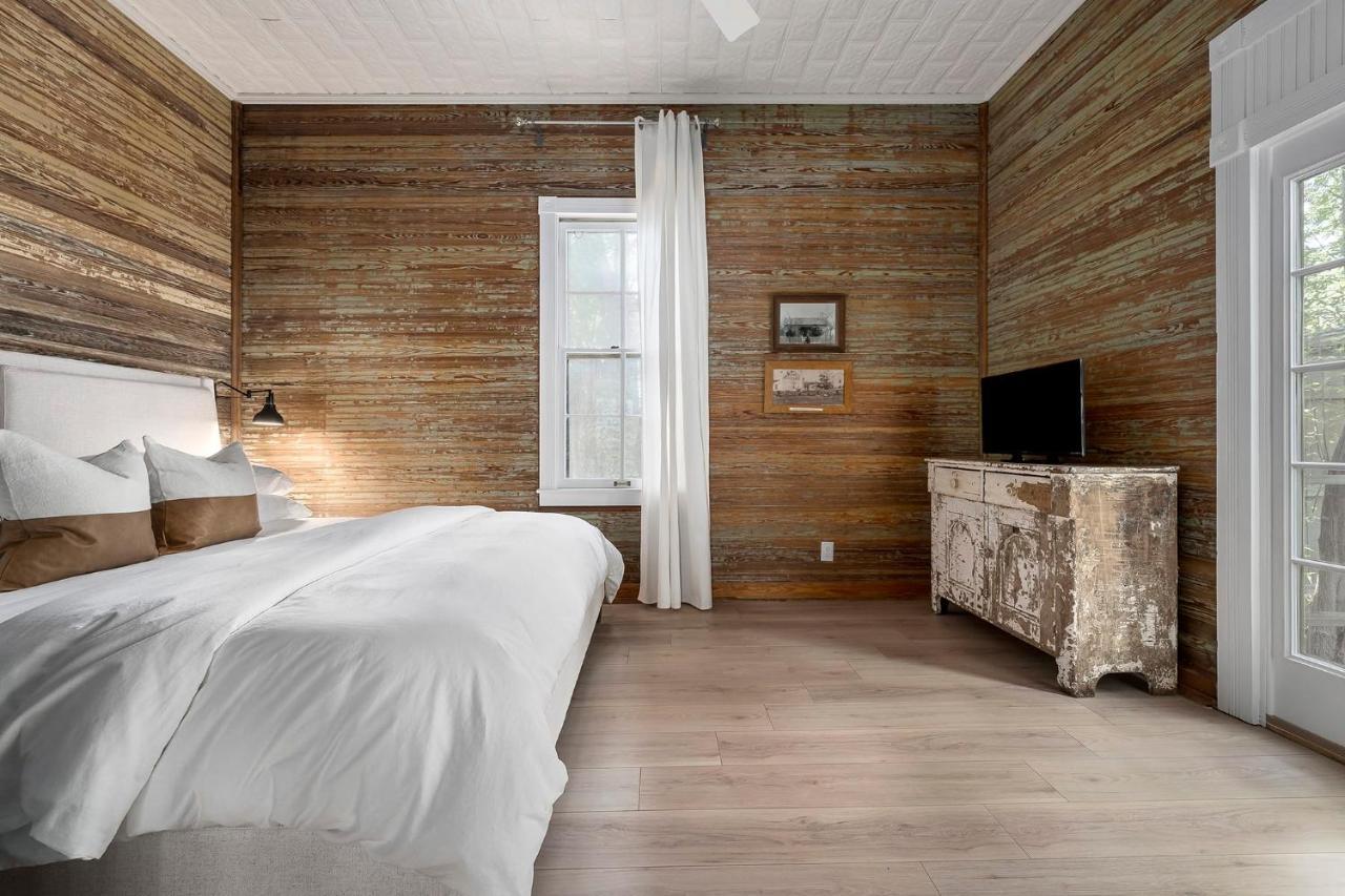 The Ressman Compound for Big Groups plus Hot tub in Fredericksburg, United States