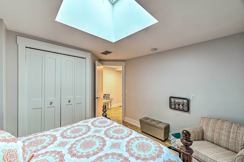 Downtown Grand Haven Apt Less Than 1 Mi to Lake Michigan — 4-Star Luxury Hotel in Grand Haven, United States
