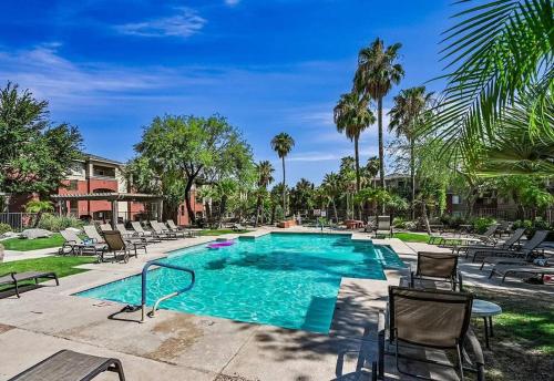 Comfy 2 bed 2 bath Phoenix Paradise with Pool and Gym — 4-Star Luxury Hotel in Phoenix, United States