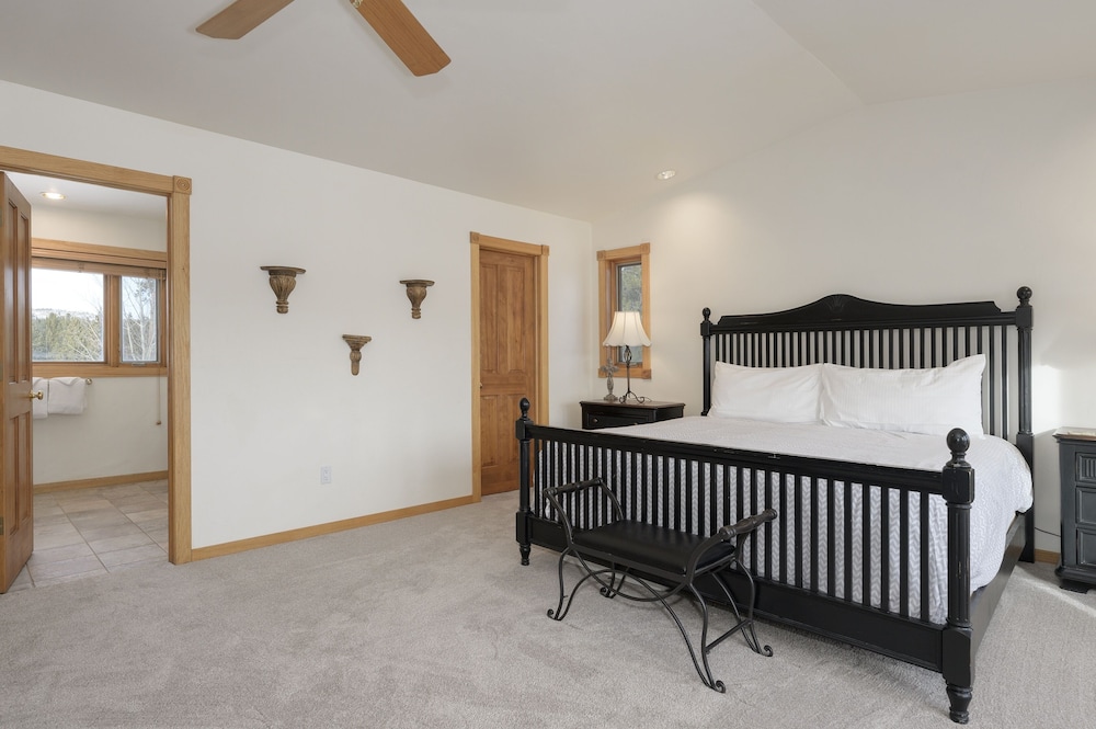 Mountain Peak 4 Bedroom Home by RedAwning — Parshall — photo 5