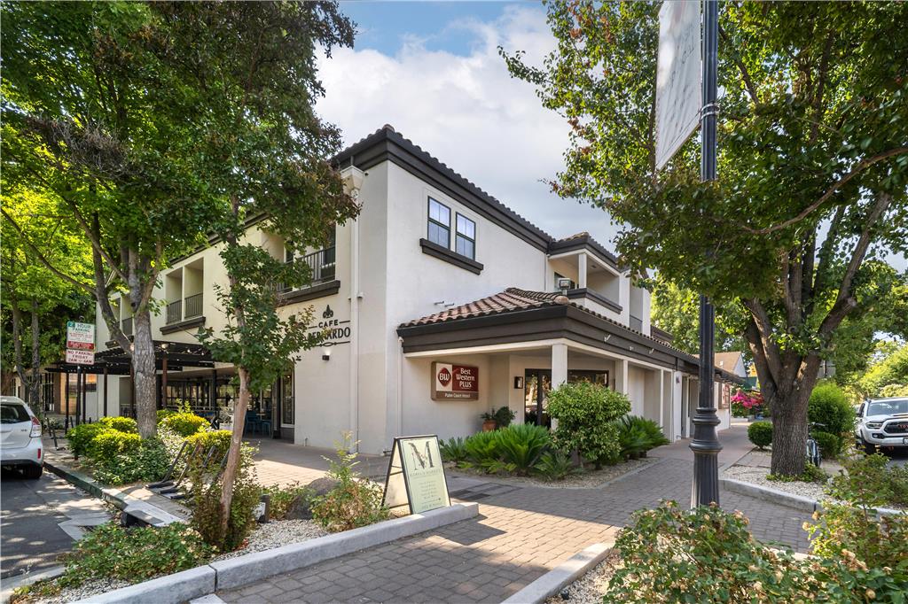 Best Western Plus Palm Court Hotel - carbon neutral hotel in Davis
