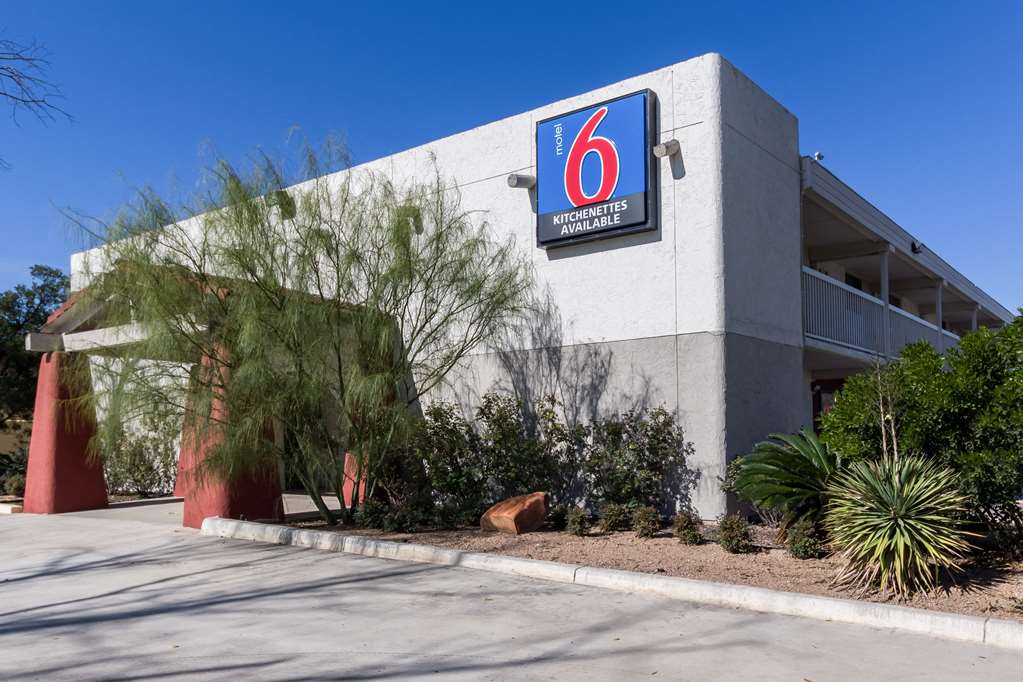 Motel 6 Uvalde TX - featured photo