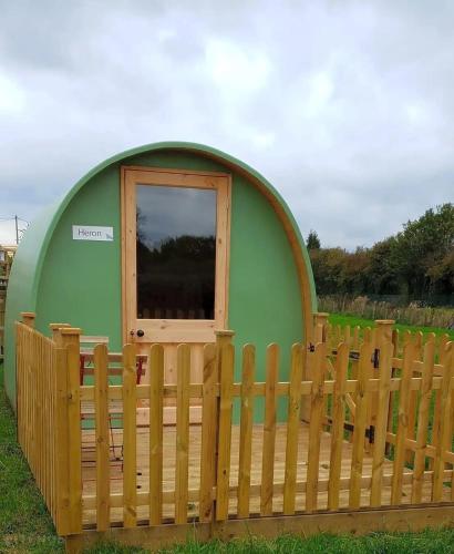 Green Dragon and Kitchen Pod Sleeps 2 & Parking in Welshpool, United Kingdom