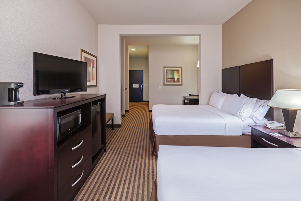 Holiday Inn Express Hotel & Suites Brady an IHG Hotel - photo 3