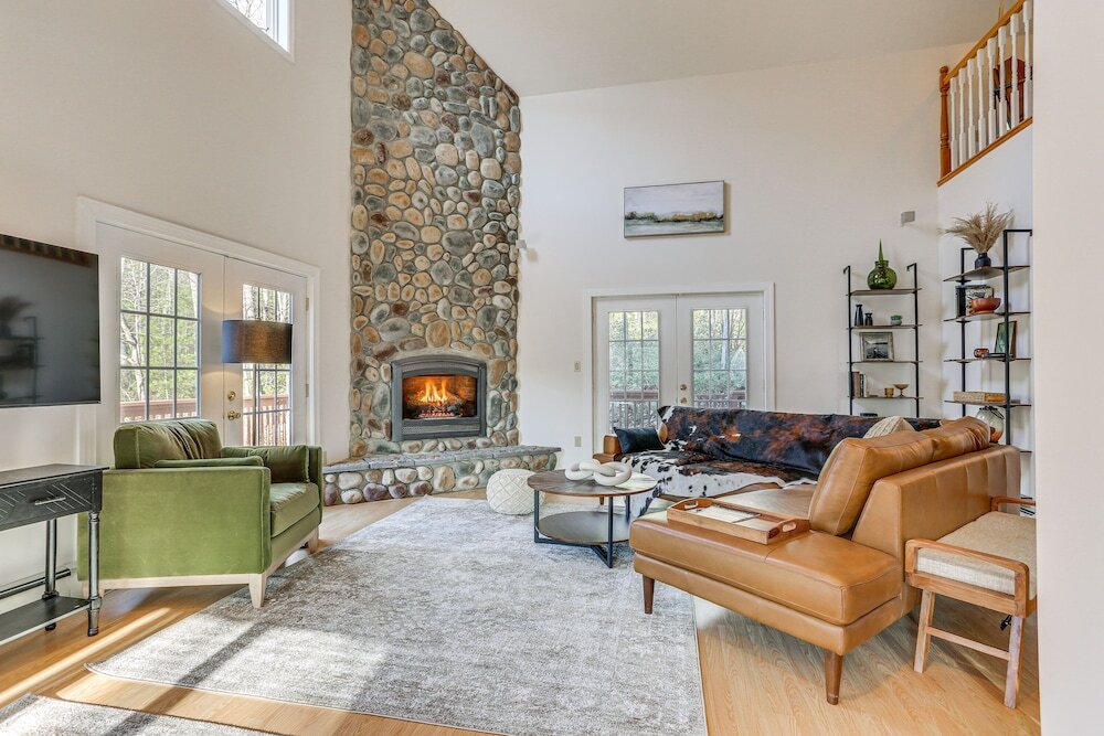 Secluded Kerhonkson Retreat With Deck Views — hotel in Kerhonkson