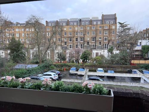 Refurbished Kensington Studio with Balcony near Tube — 4-Star Luxury Hotel in London, United Kingdom