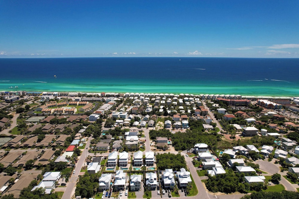 Aquamarine by Avantstay 7BR w Pool Hot Tub Outdoor Dining BBQ & Near Beach in Miramar Beach, United States