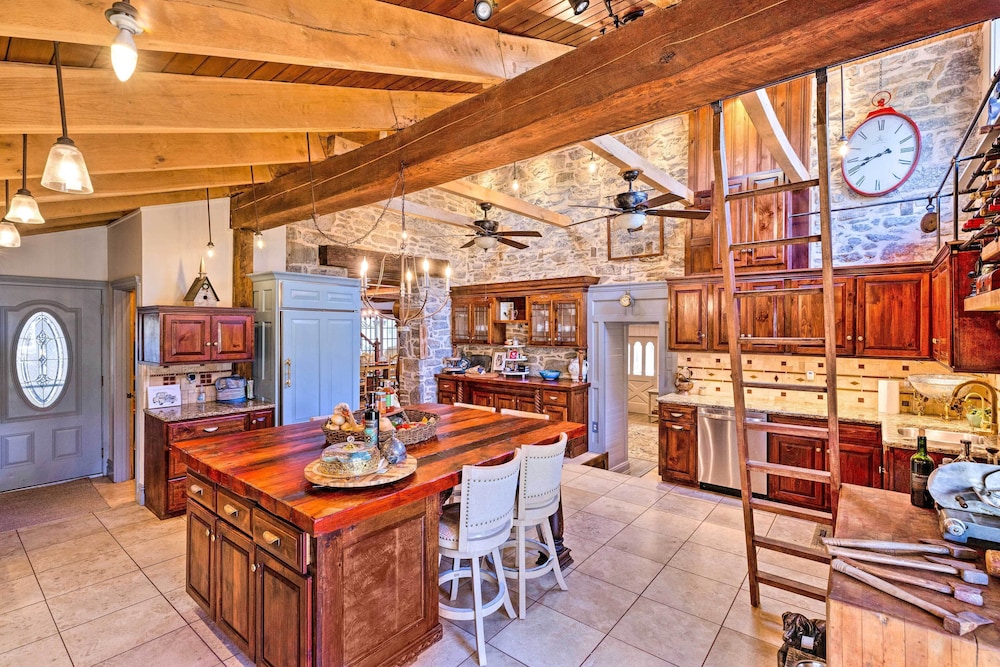 7 acre Stone Manor w Pool Hot Tub Built in 1787 — hotel in Phillipsburg
