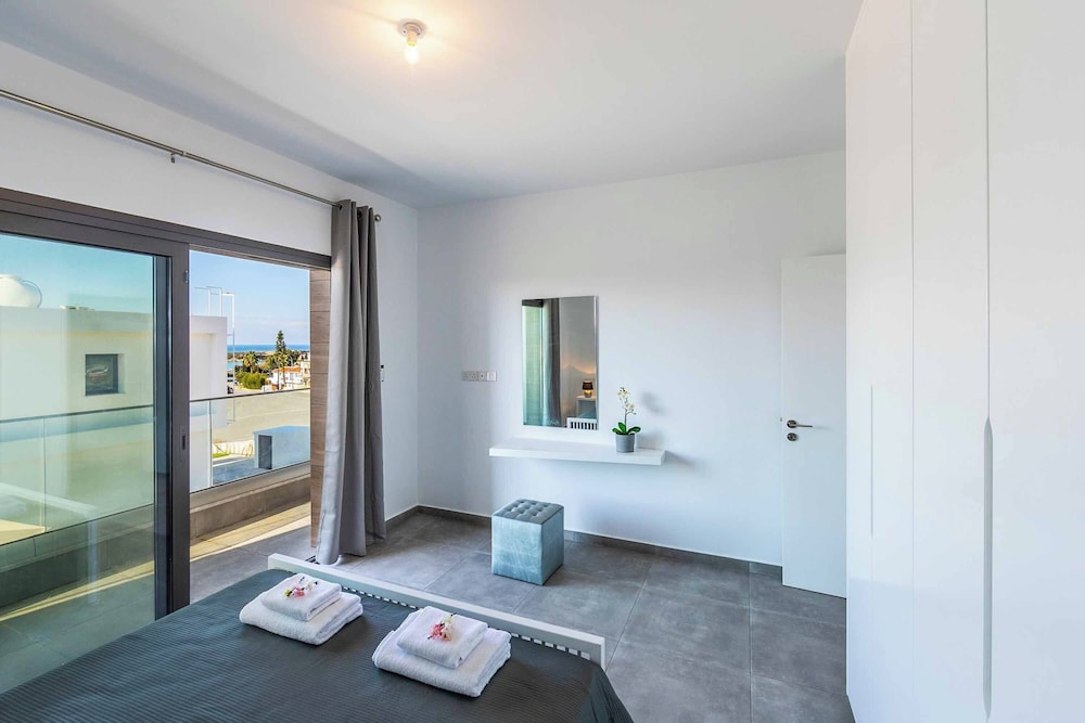 Villa Marlene walking distance to Coral Beach