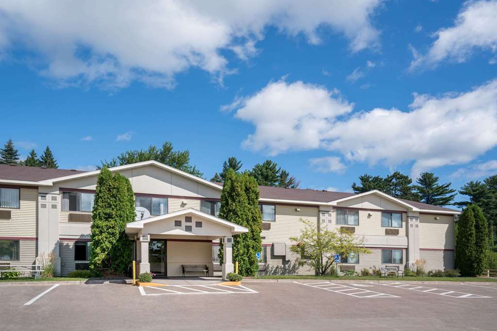 Super 8 by Wyndham Cloquet - photo 2