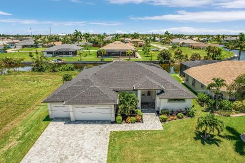 Still Waters SW Cape waterfront private home locally owned & managed fair & honest pricing — 4-Star Luxury Hotel in Cape Coral, United States