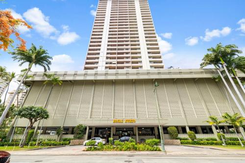 Royal Kuhio 1602 Spacious Studio with Stunning Mountain Views in the Heart of Waikiki in Honolulu, United States