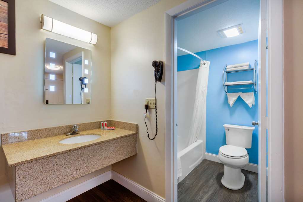 Econo Lodge West Yarmouth on Cape Cod - photo 16
