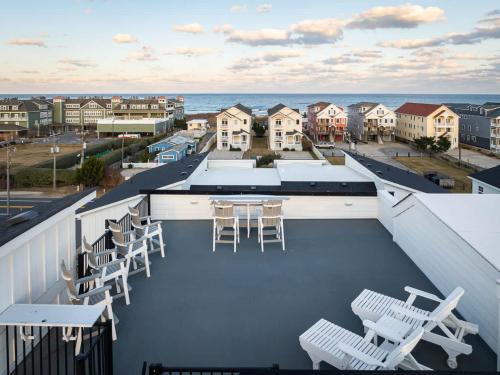New Build with Rooftop Deck & Panoramic Ocean Views — Kill Devil Hills — photo 2