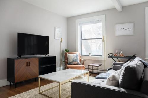 Bay Village Charm with 99 WalkScore with Short and Long Stays — 4-Star Luxury Hotel in Boston, United States