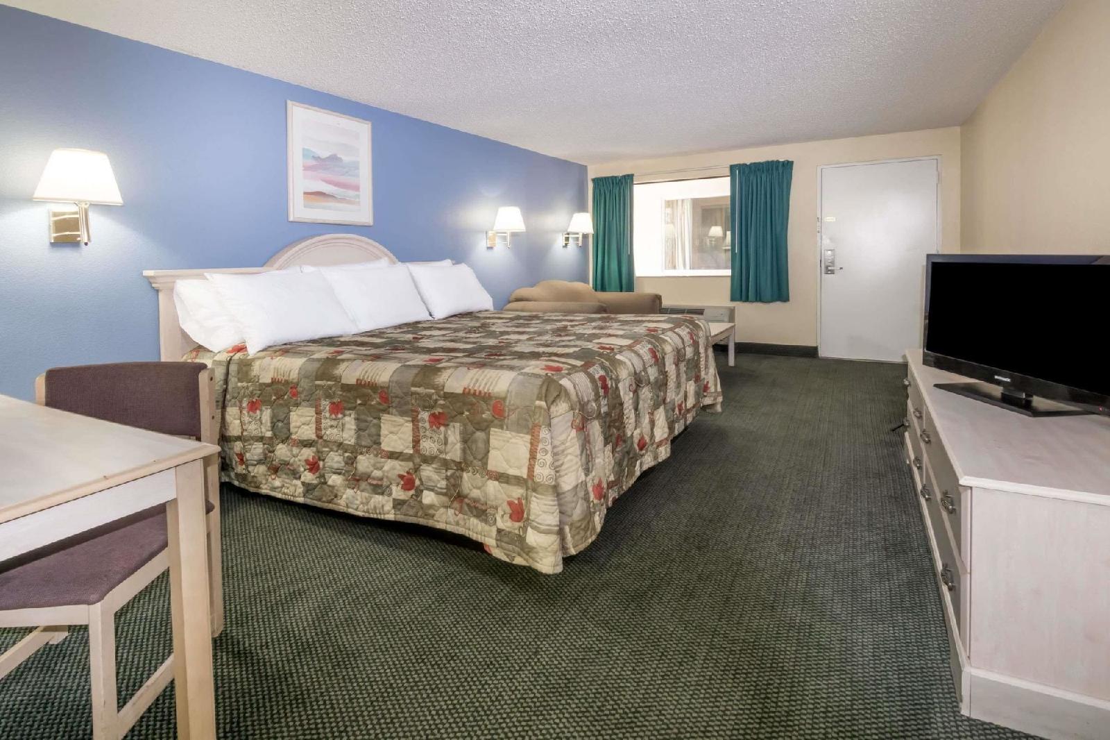 Skylite Inn - photo 8