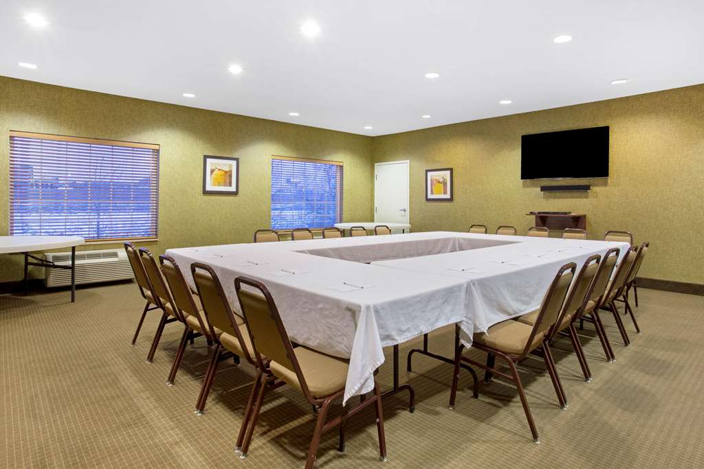 La Quinta Inn & Suites by Wyndham Dickinson - photo 31
