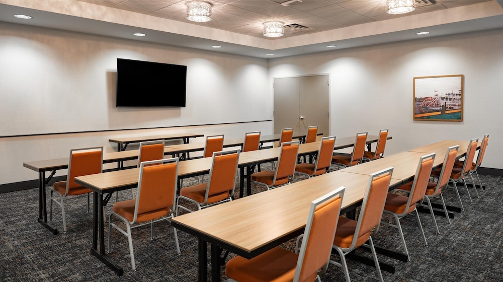 Hampton Inn & Suites La Crosse Downtown - photo 48