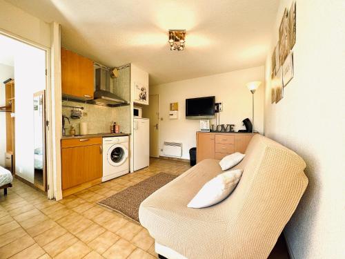 15 Min a Pieds de la Mer Piscine Privee Place de Parking Privee in Fleury, France