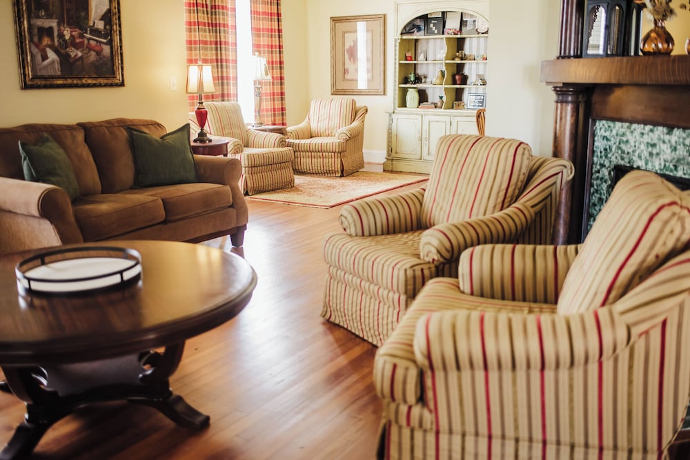 Grand Lux Inn - photo 24