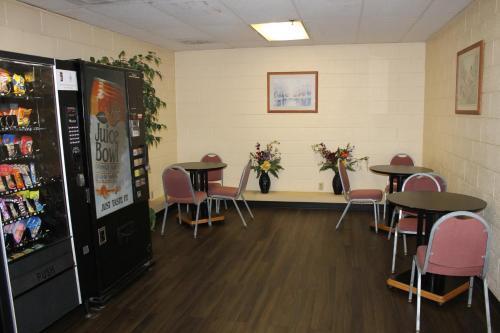 Scottish Inn Knoxville - photo 5