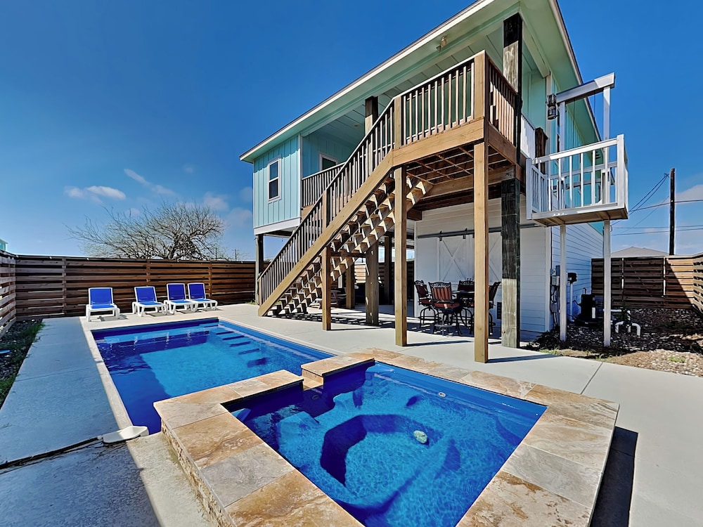 Mambo's Grill by Miss Kitty s — 5-Star Luxury Hotel in Rockport, United States