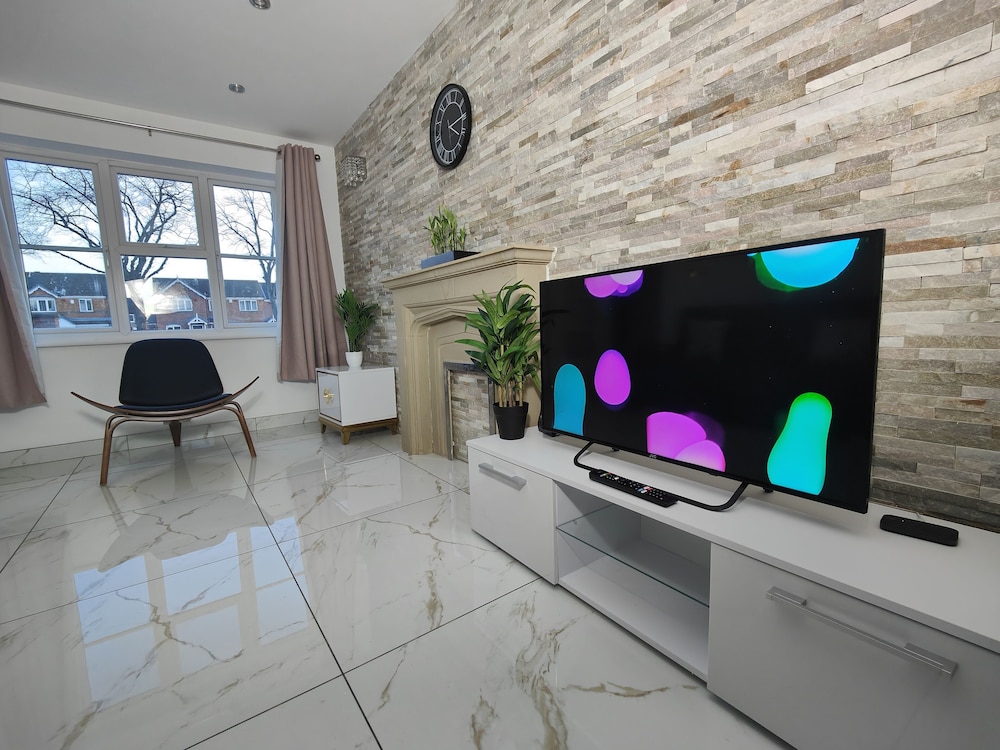 Tyburn Home Birmingham with FREE Parking — 4-Star Luxury Hotel in Birmingham, United Kingdom