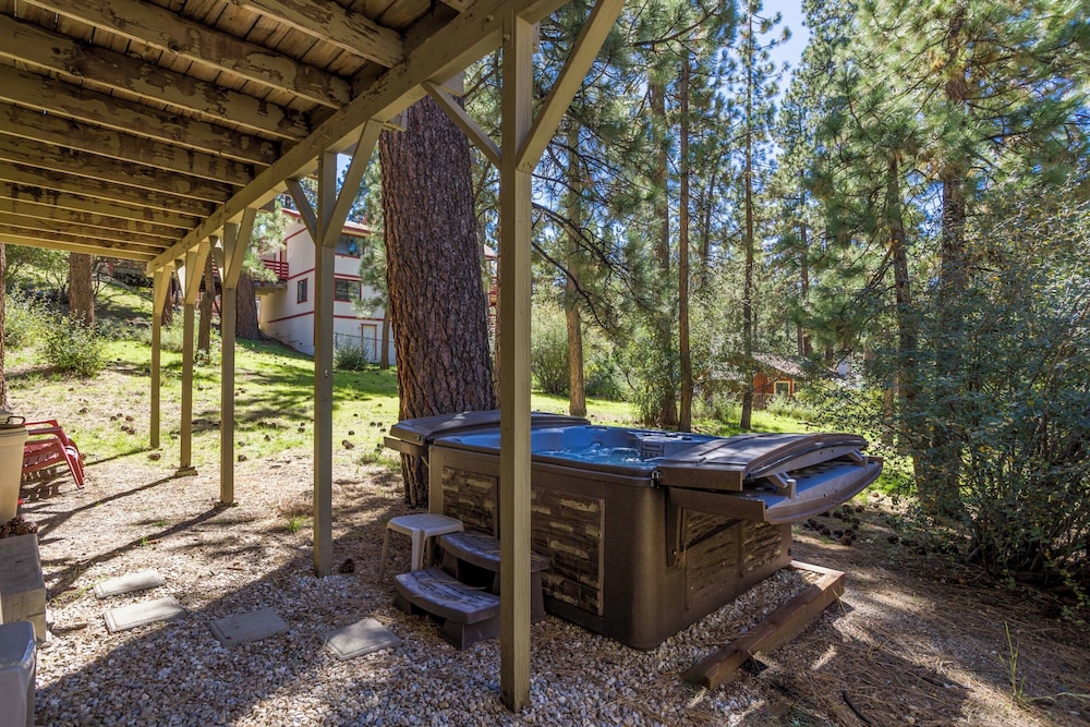 1 Mi to Slopes: Big Bear Ski Haven w Hot Tub — Big Bear Lake — photo 5