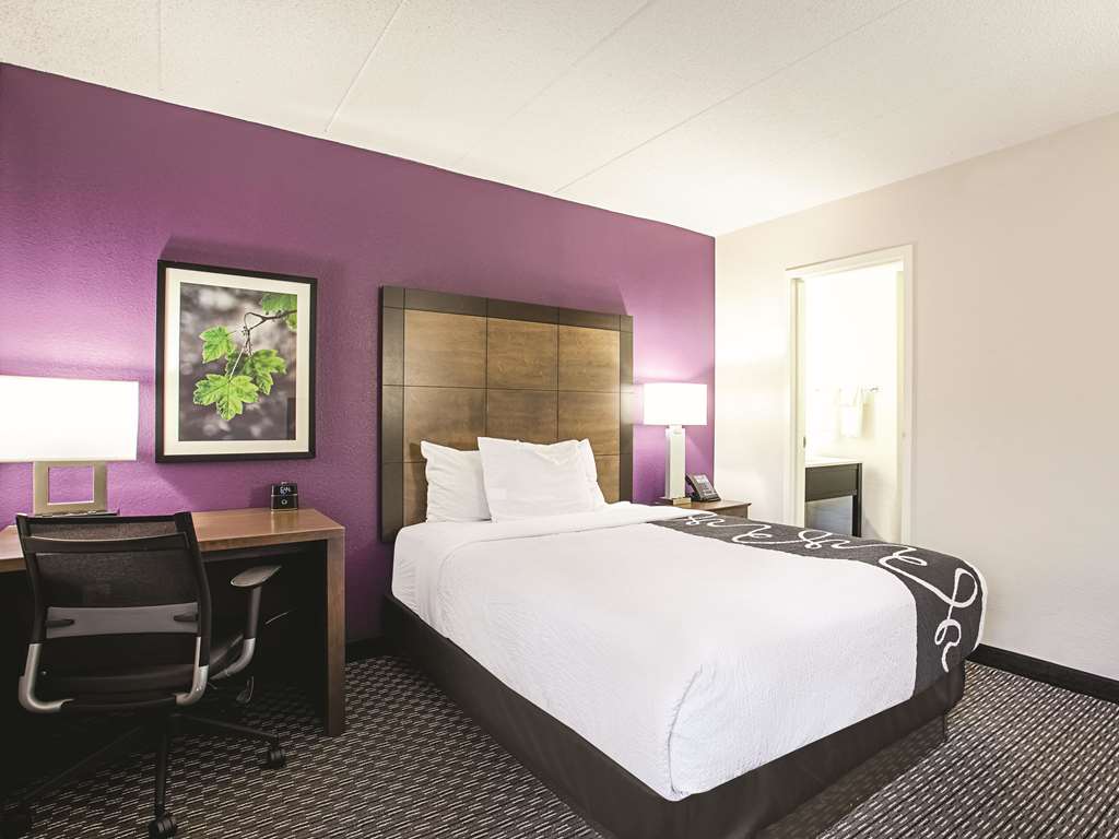 La Quinta Inn & Suites by Wyndham Baltimore N White Marsh - photo 21