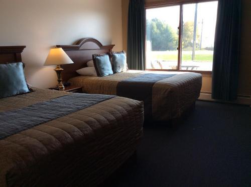 Scenic Shore Inn - photo 9