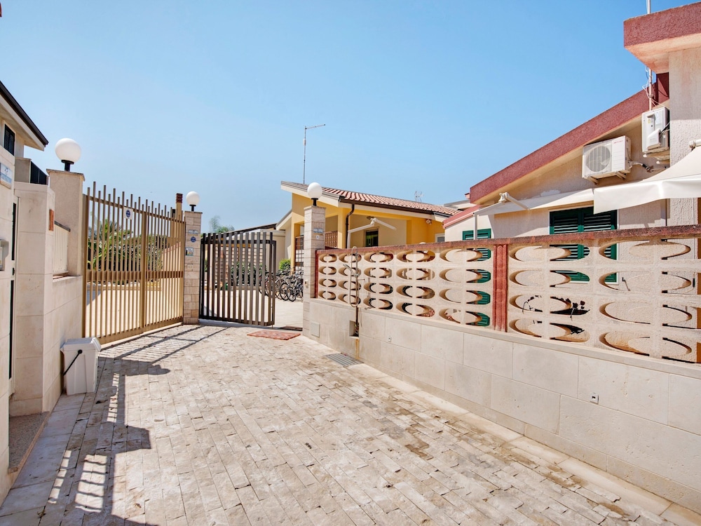 Beachside Getaway w Garden — 4-Star Luxury Hotel in Noto, Italy