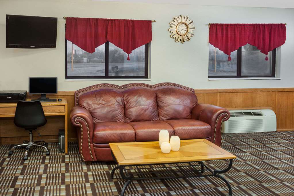 Super 8 by Wyndham Muscatine - photo 3