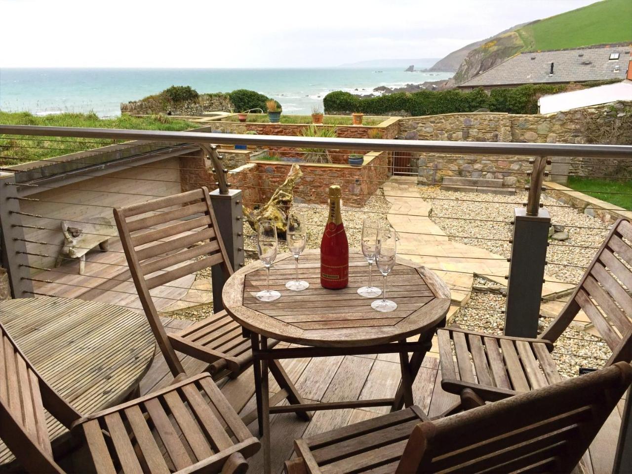 The Fish Cellars Luxury Holiday Cottage — 4-Star Luxury Hotel in Torpoint, United Kingdom