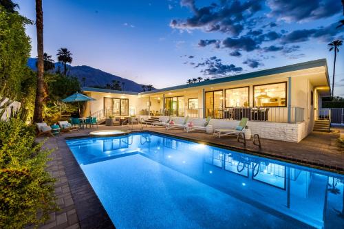 Luxury Deepwell Stunner Desert Oasis Dream Home — 4-Star Luxury Hotel in Palm Springs, United States