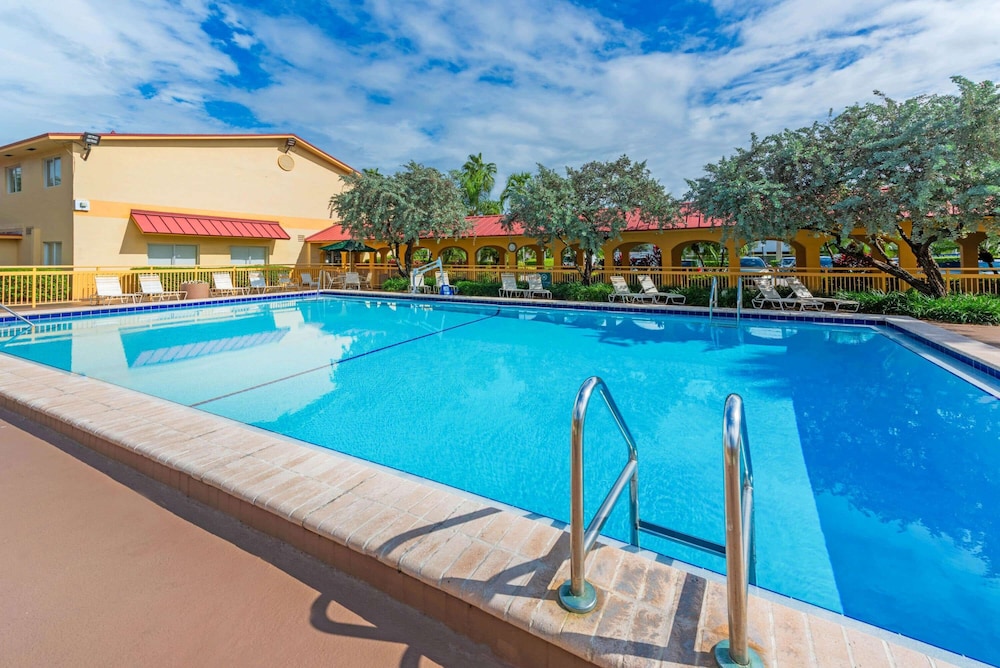 La Quinta by Wyndham Fort Lauderdale Pompano Beach - photo 22