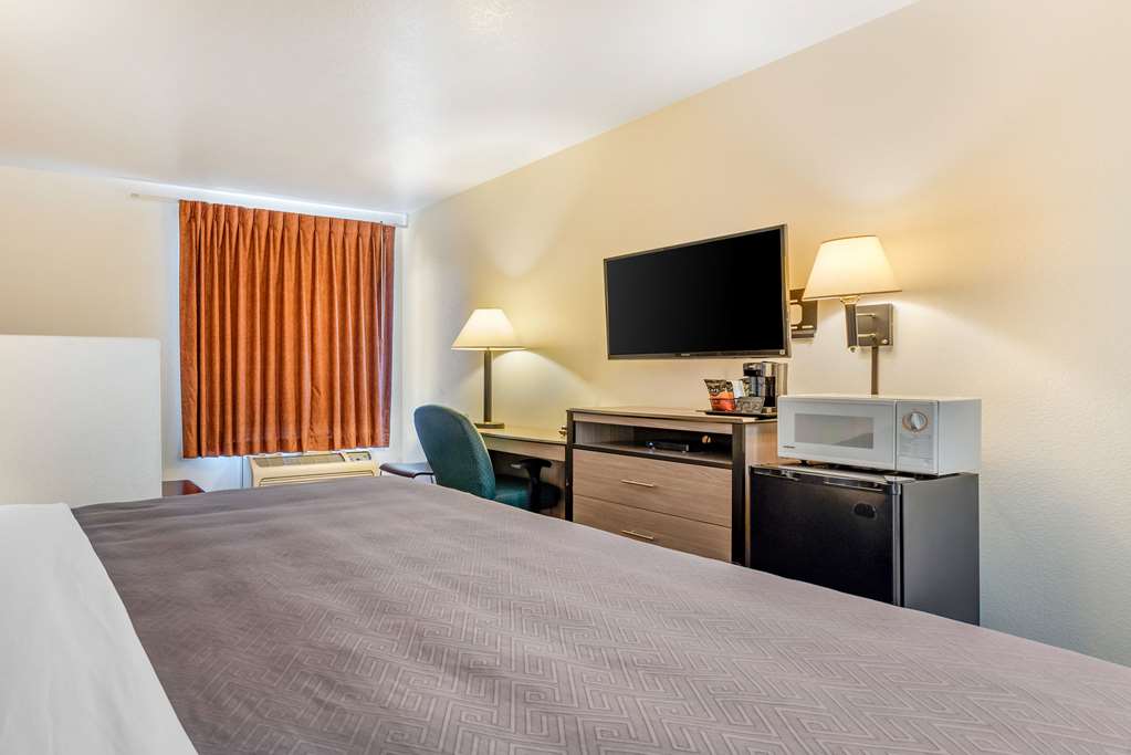 Econo Lodge Pueblo North - photo 10