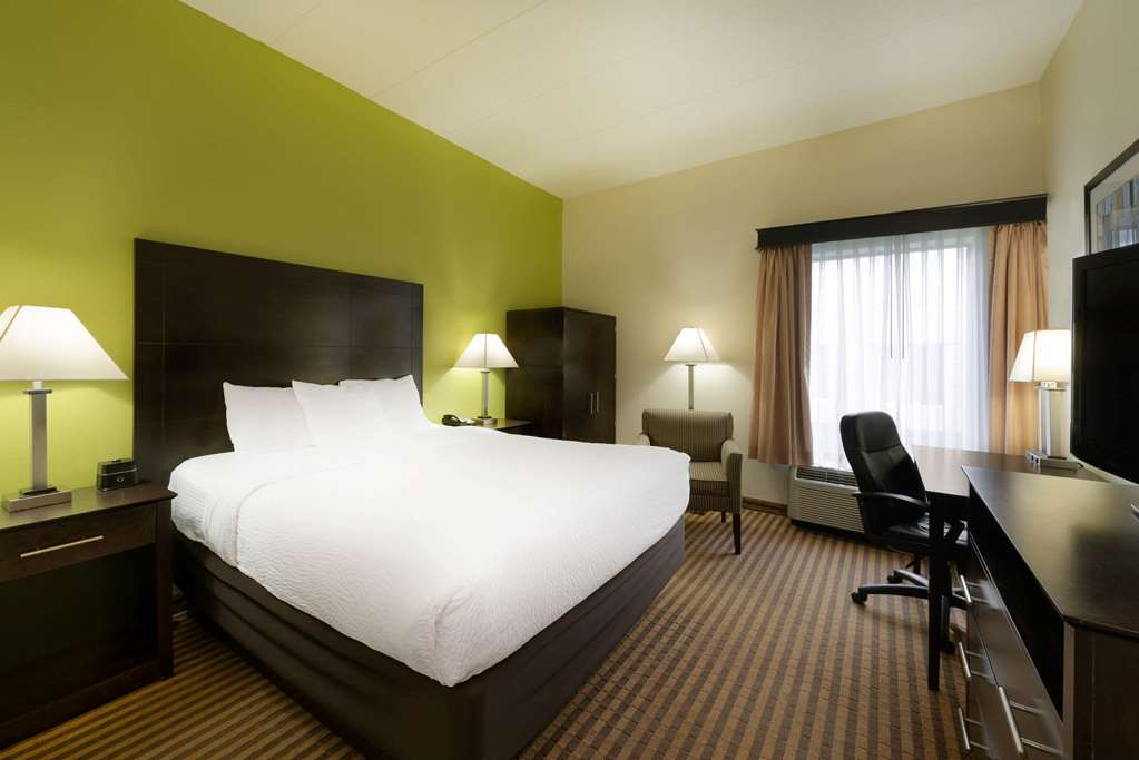 La Quinta Inn & Suites by Wyndham Columbus Grove City - photo 40