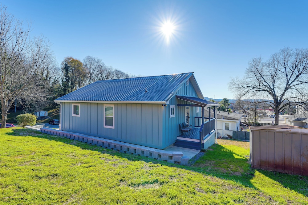 Walk Downtown: Charming Rome Abode w Yard in Rome, United States