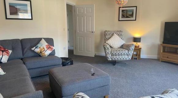 Seaside View Apartment Sunny bright two bedroom apartment Lift inside