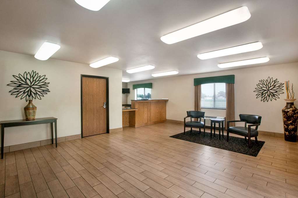 Travelodge by Wyndham Livonia - photo 3