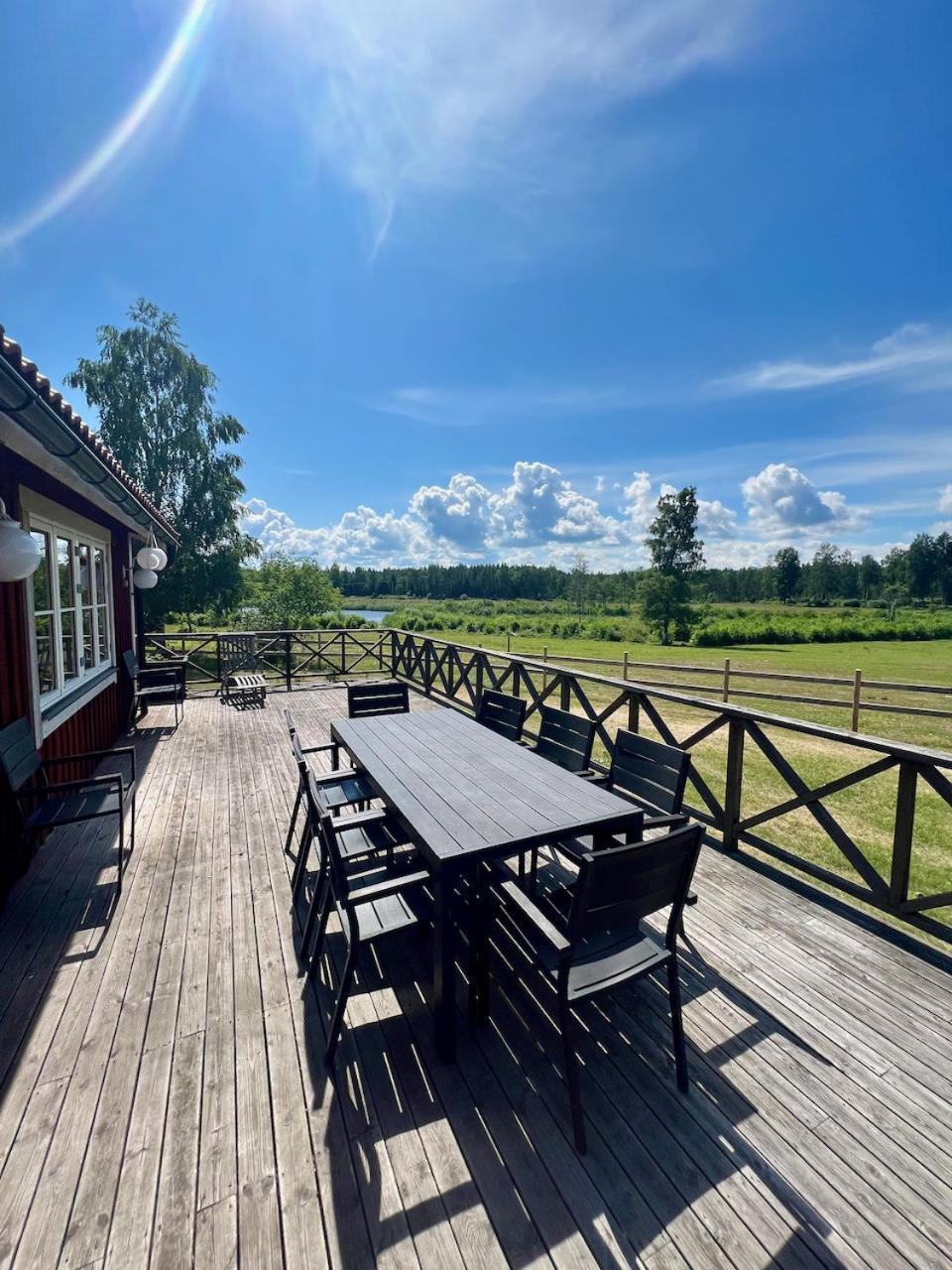 Idylliskt hus med sjöutsikt. — hotel in Oesthammar
