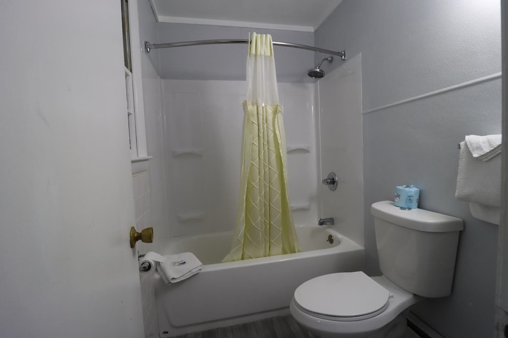 Travelodge by Wyndham Lincoln Near White Mountain - photo 20