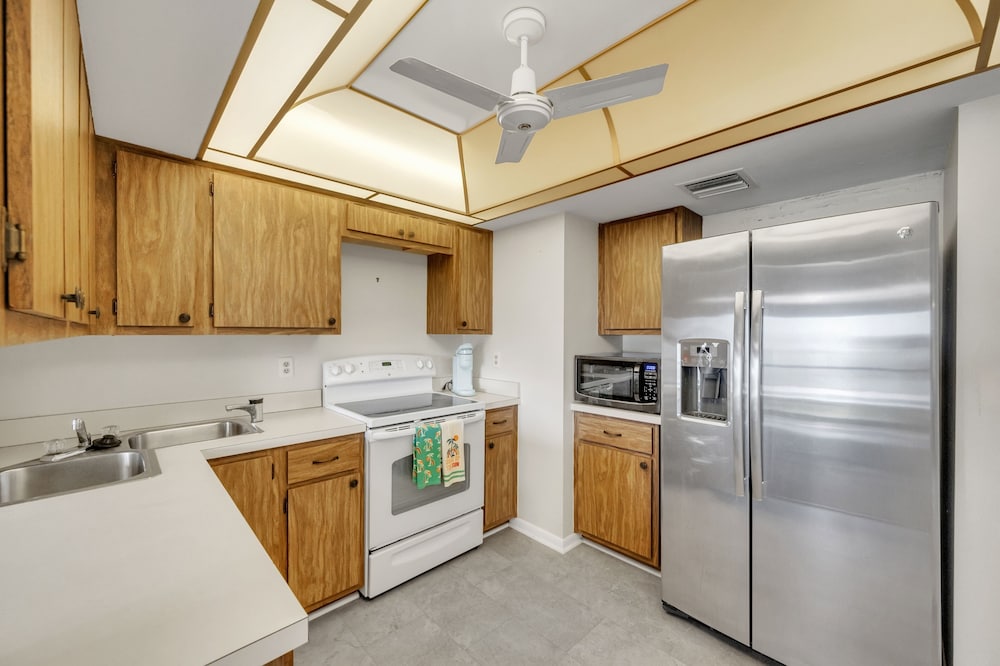 Gulf view Condo With Resort style Amenities 2 Bedroom Condo - photo 11
